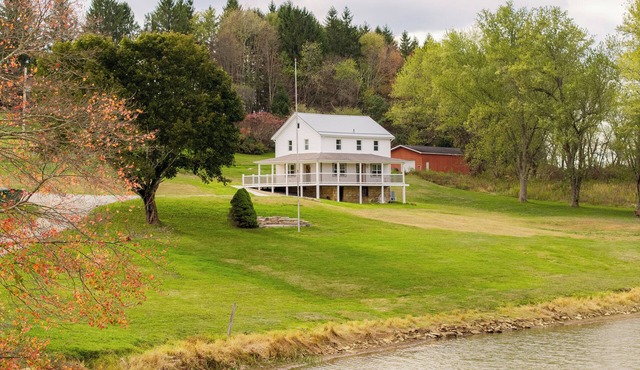 Charming farmhouse in Rockwood 4 bedrooms fireplace with pond serene and scenic!