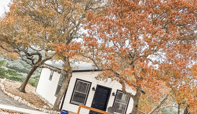 Charming farmhouse in welcoming Boerne with AC, WiFi