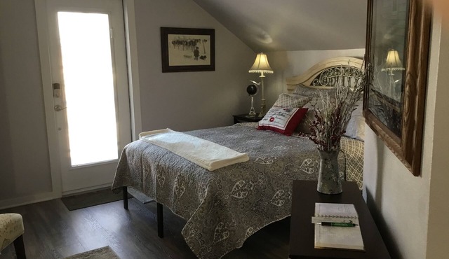 Charming Farmhouse Loft with access to hot tub.