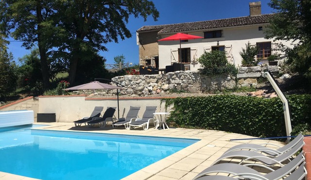 Charming farmhouse near Toulouse with swimming pool. Pet and family friendly.