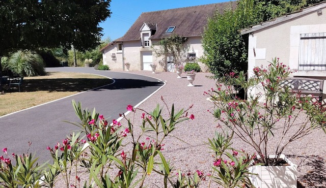 Charming Farmhouse Near Château de Valençay & Zoo de Beauval with Panoramic Views and Family Amenities