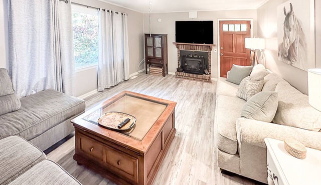 Charming farmhouse nestled within the breathtaking Uwharrie National Forest!