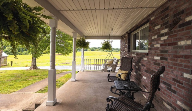 Charming farmhouse on a beautiful horse ranch-Shawnee Hills Wine Trail