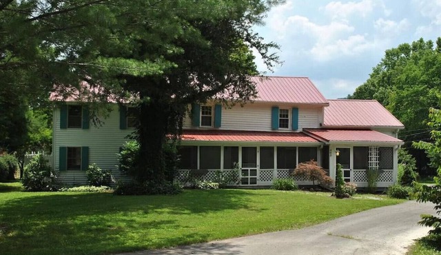 Charming Farmhouse on working Red Haven Farm
