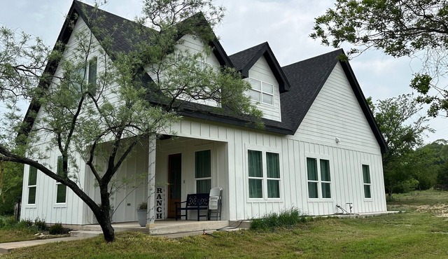 Charming farmhouse, quiet country home, perfect for family getaway in cozy Ovalo