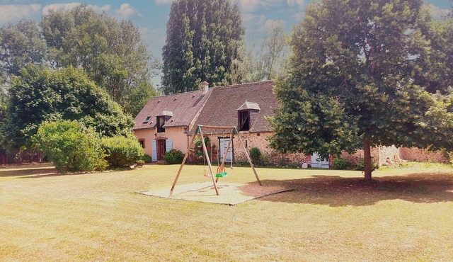 Charming Farmhouse Retreat: Fireplace, Large Courtyard, Pet-Friendly, Near Paris