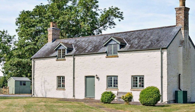 Charming Farmhouse Retreat with Stunning Views