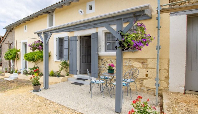 Charming Farmhouse Retreat with Modern Amenities, Near Périgueux and Nature Trails