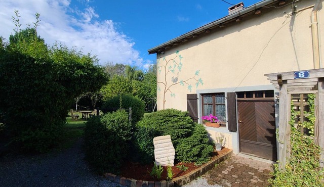 Charming Farmhouse Retreat near Vittel – Cozy Interiors, Fireplace, Farm Animals & Garden Access