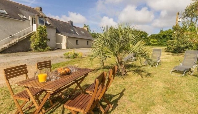 Charming Farmhouse Retreat: Nature, Proximity to Beaches, Modern Comforts & EV Charging