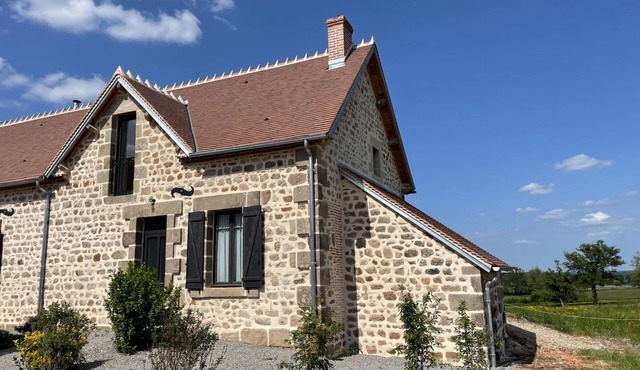 *Charming Farmhouse Retreat: Modern Comfort, Historic Charm, Ideal for Families & Outdoor Enthusiasts*