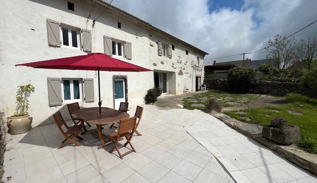 Charming Farmhouse Retreat: Farm Life, Wildlife & Scenic Views, Perfect for Family Holidays