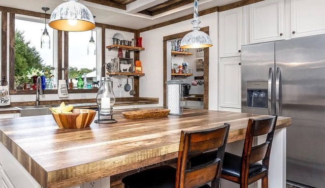 Charming Farmhouse style 3-bedroom house in Waynesboro with WiFi, AC