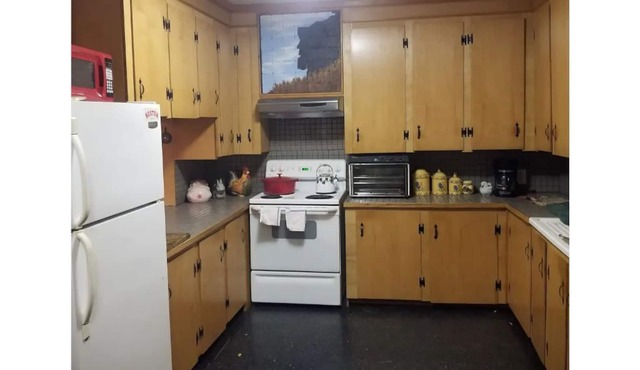 Charming farmhouse sleeps 11 just 4 miles from Salmon River!