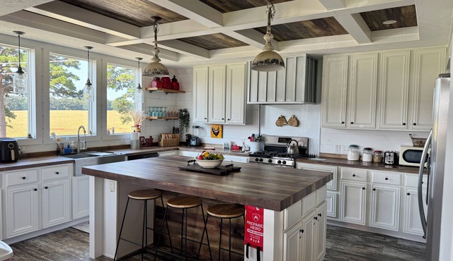 Charming farmhouse stay at Hay Meadow Acres in Diana, TX — enjoy country living.