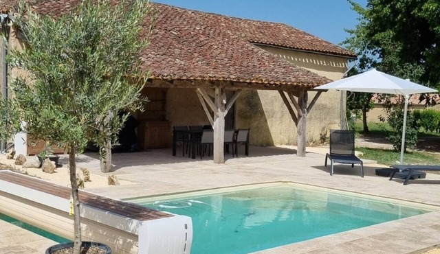 Charming farmhouse surrounded by greenery with view of Monpazier - private pool