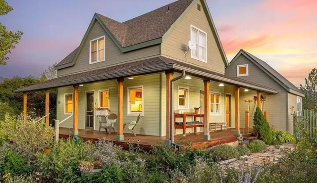 Charming farmhouse in Historic Spring City with AC, WiFi, and full kitchen.