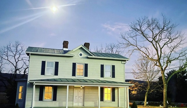 Charming Farmhouse w King Bed Hot Tub & EV Charger