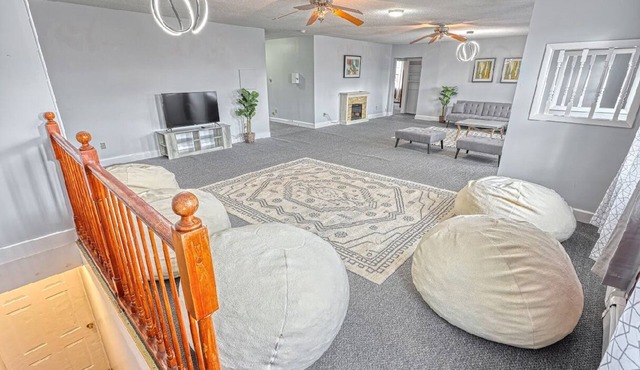 Charming farmhouse with 9 bedrooms and WiFi, AC in enjoyable Warfordsburg