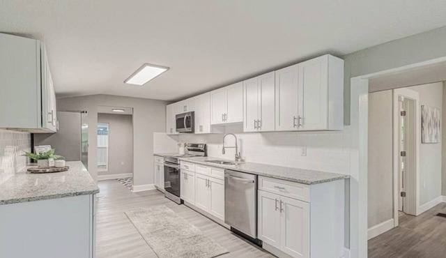 Charming farmhouse with 3 bedrooms and WiFi, AC in beautiful Lake Wales