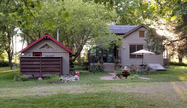 Charming farmhouse with wood-fired sauna near Owosso, MI