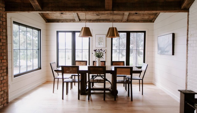 Charming farmhouse with gorgeous mountain views. Close to Glacier National Park!