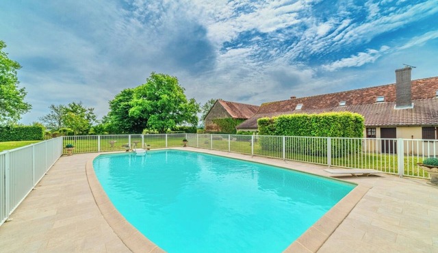 Charming farmhouse with swimming pool - calm & nature