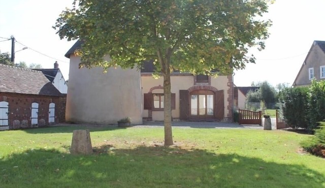 Charming Farmhouse with Medieval Tower, Garden & Games in Aufferville, Pets Welcome!