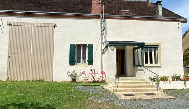 Charming farmhouse with private garden and pond, perfect for exploring Berry