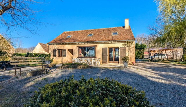 Charming Farmhouse with Pool, Sports Facilities & Scenic Views in Mouhers, France