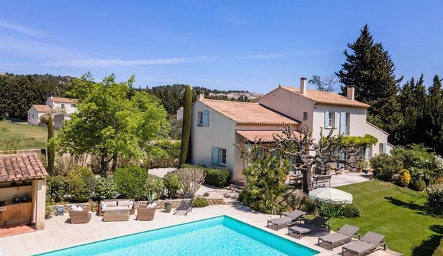 Charming farmhouse with private pool and air conditioning in Paradou