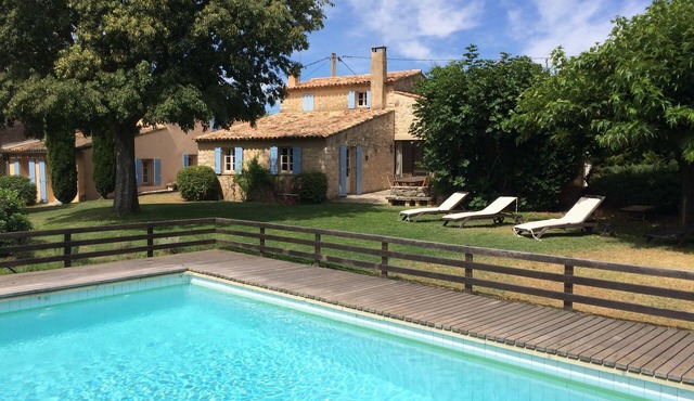 Charming farmhouse with stunning views on the Luberon mountains