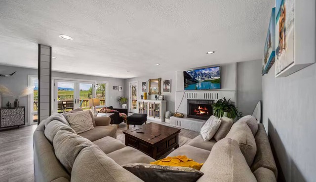 Charming Farmhouse with Mountain Views!