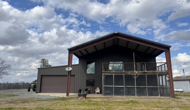 Charming farmhouse with 7 bedrooms and WiFi, AC in beautiful England.