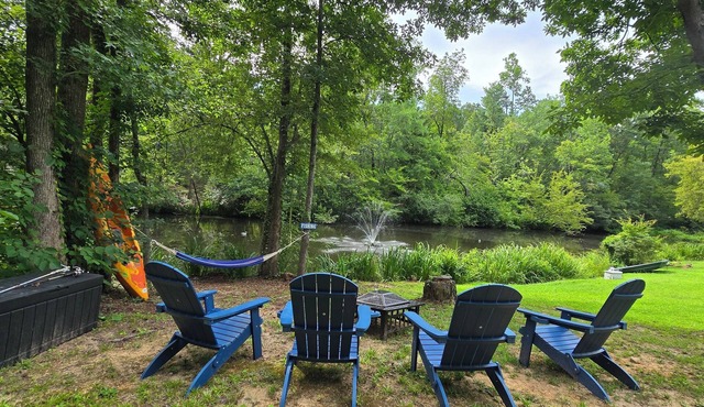 Charming Farmstay Retreat with Luxury Comforts in Lexington