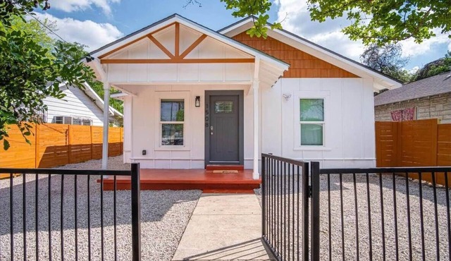 Charming Fenced 3BR/1BA Close to Vibrant Downtown