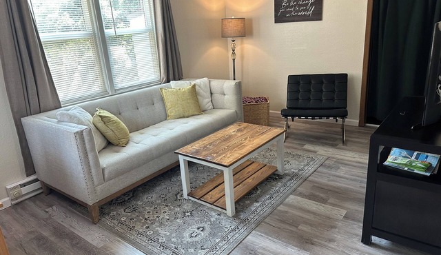 Charming Finch Arboretum 1BR Duplex/Centrally Located/AC/Free Parking