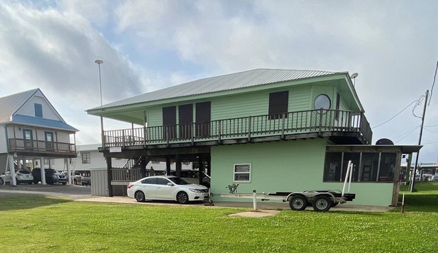 Charming fishing camp, 2-bedroom building with WiFi, AC in Cypremort Point.