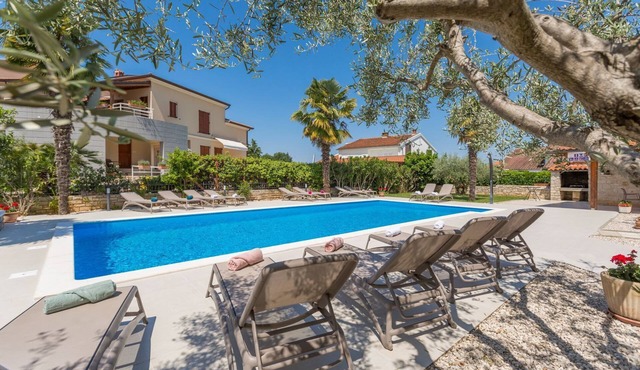 Charming flat just 800 metres from the beach with pool, barbecue area, washing machine