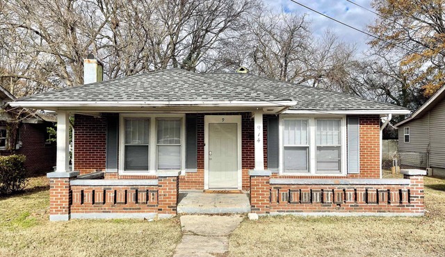 Charming Florence Bungalow – 2BR, Fenced Yard, and Full Amenities