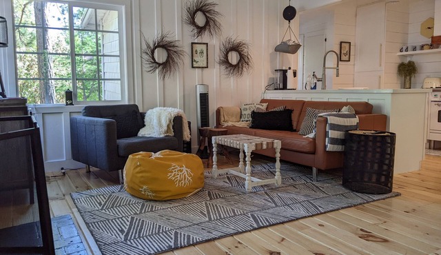 Charming Fox Cottage w/Wood Burning Fireplace