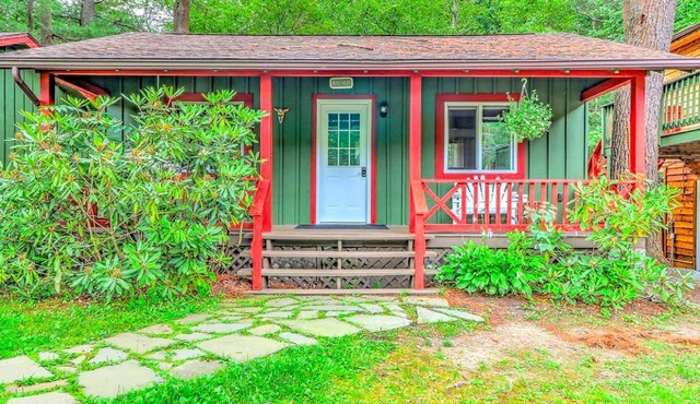 Charming Forest Cabin with a Hammock near Delaware Water Gap National Recreation Area, Pennsylvania