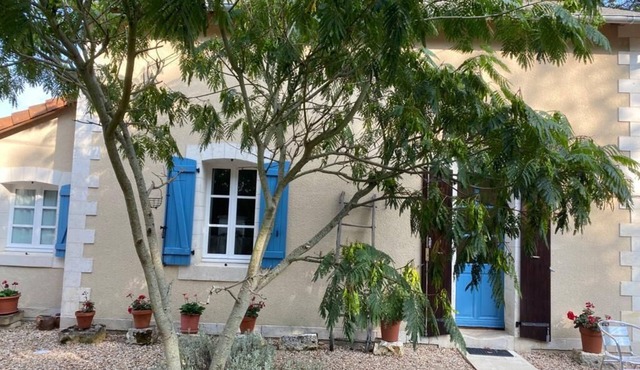 Charming former railway cottage in peaceful setting. Close to local amenities.