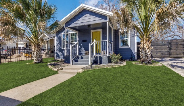Charming Fort Worth Getaway Sleeps 10 Near TCU/Stockyards Patio & Yard