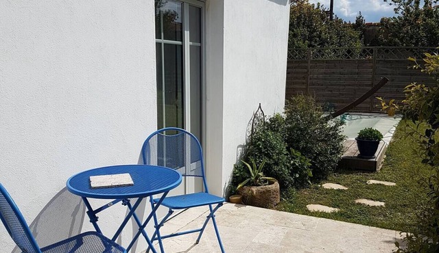 Charming self-catering cottage, terrace, close to beaches and Ile d'Oléron