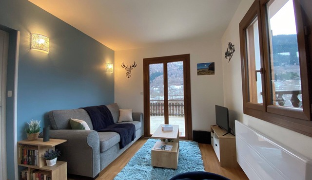 Charming T2 in the mountains, quiet location, large terrace with view, nearby activities.