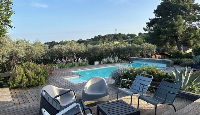 Charming house with swimming pool in Châteauneuf-de-Gadagne