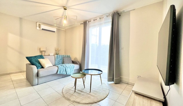 Charming T2 with terrace and private parking