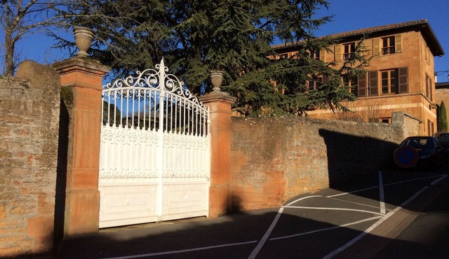 CHARMING HOUSE, QUIET, AND GOLDEN STONES, GREAT COMFORT .