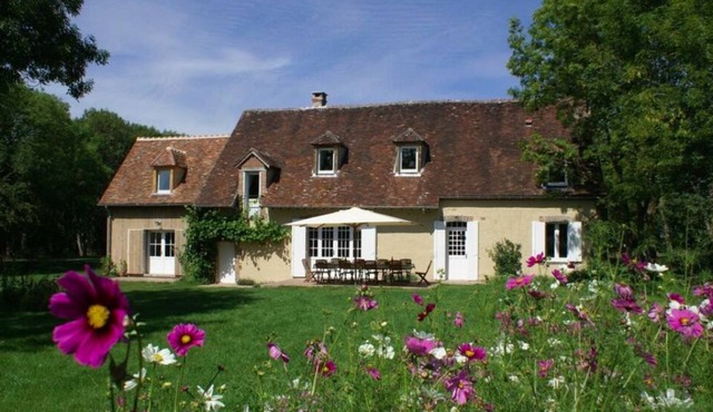 Charming residence with private tennis court and very large heated swimming pool